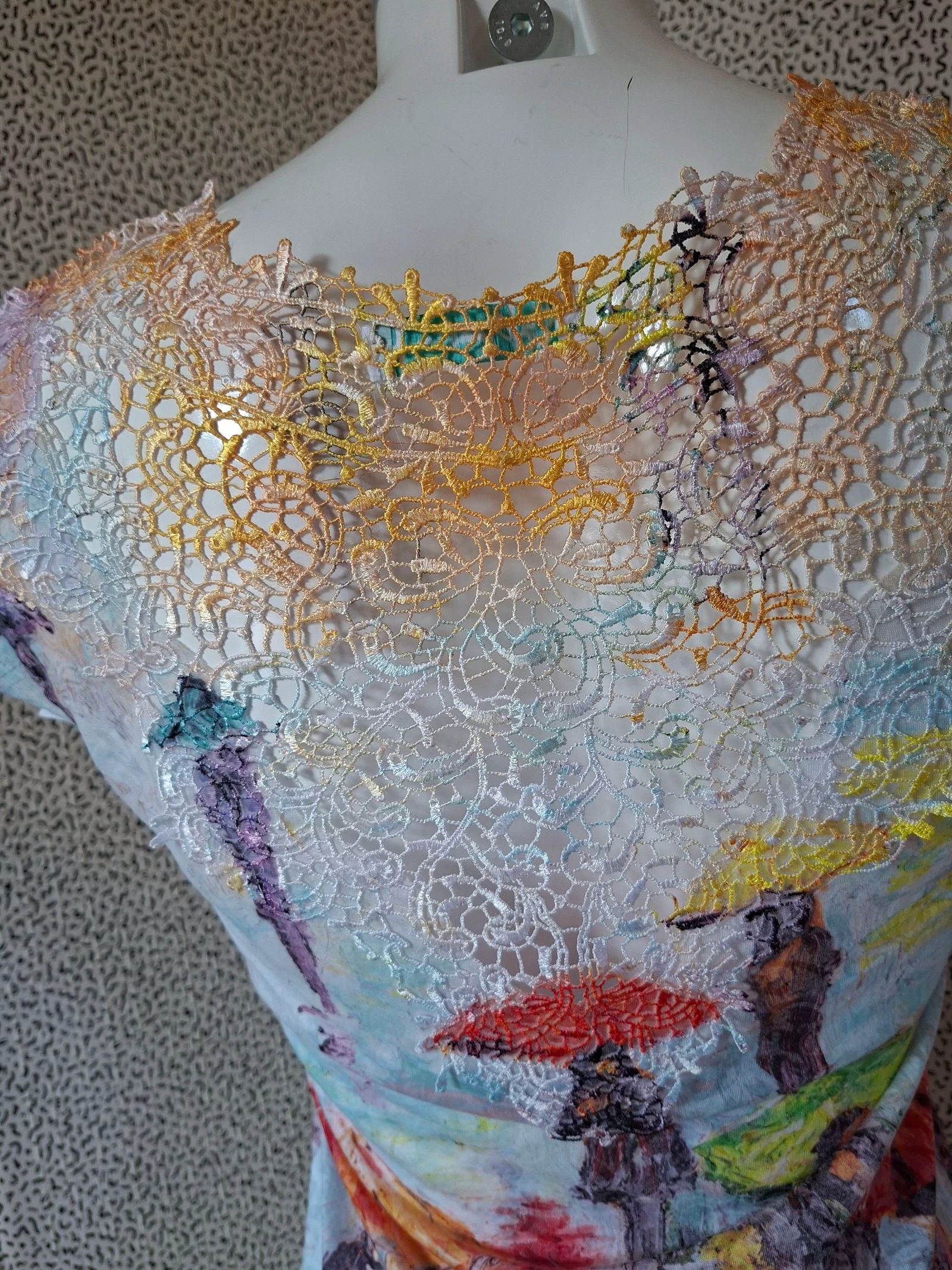T-shirt femme Ky Création M imprimé artistique dentelle strass multicolore original – photo 5